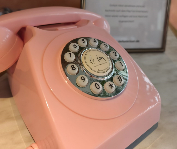 Pinkes Telefon mit Wählscheibe